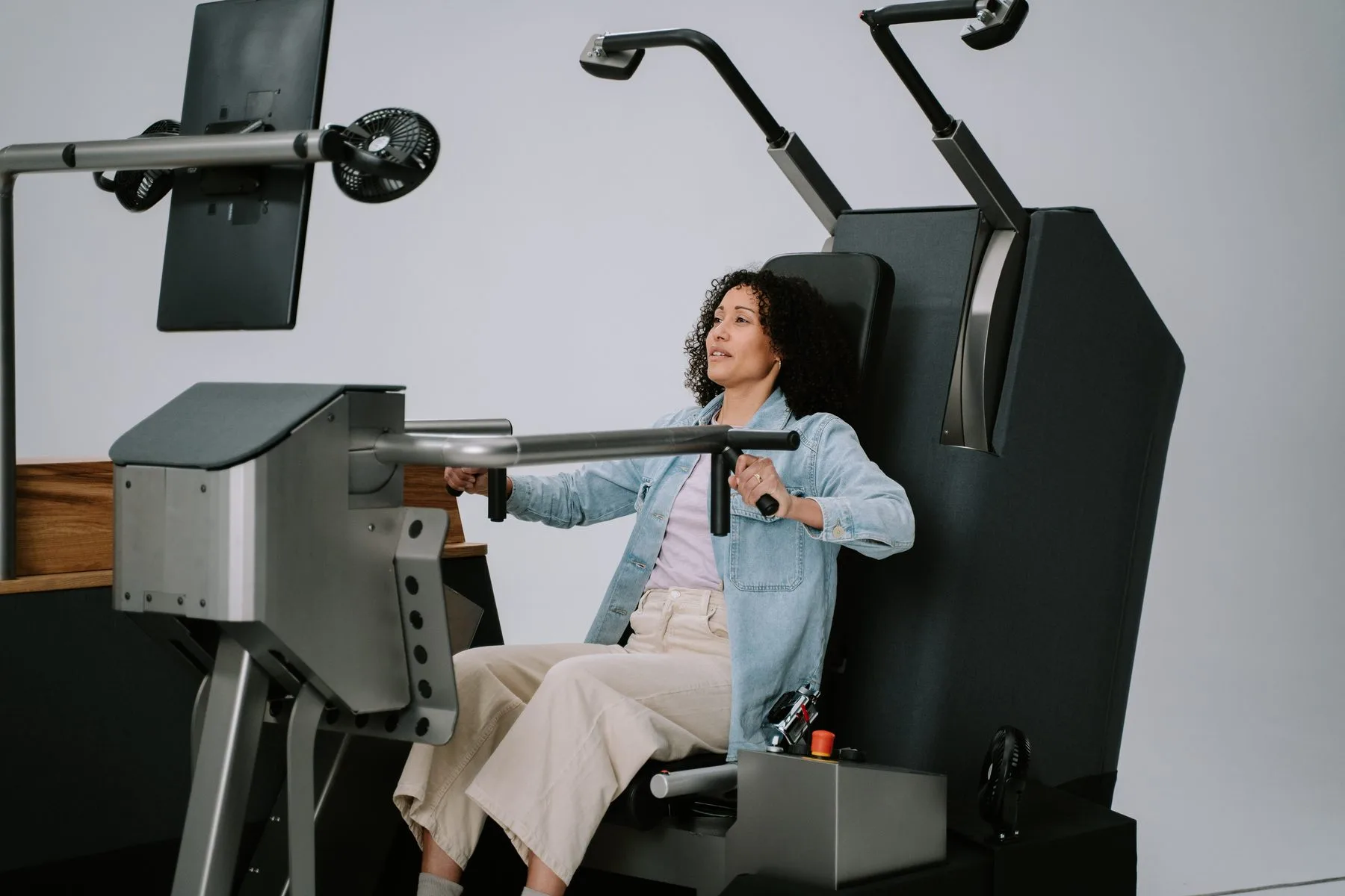 Mitglied trainiert am TomFit Gerät — der Bildschirm zeigt die Trainingsdaten live
